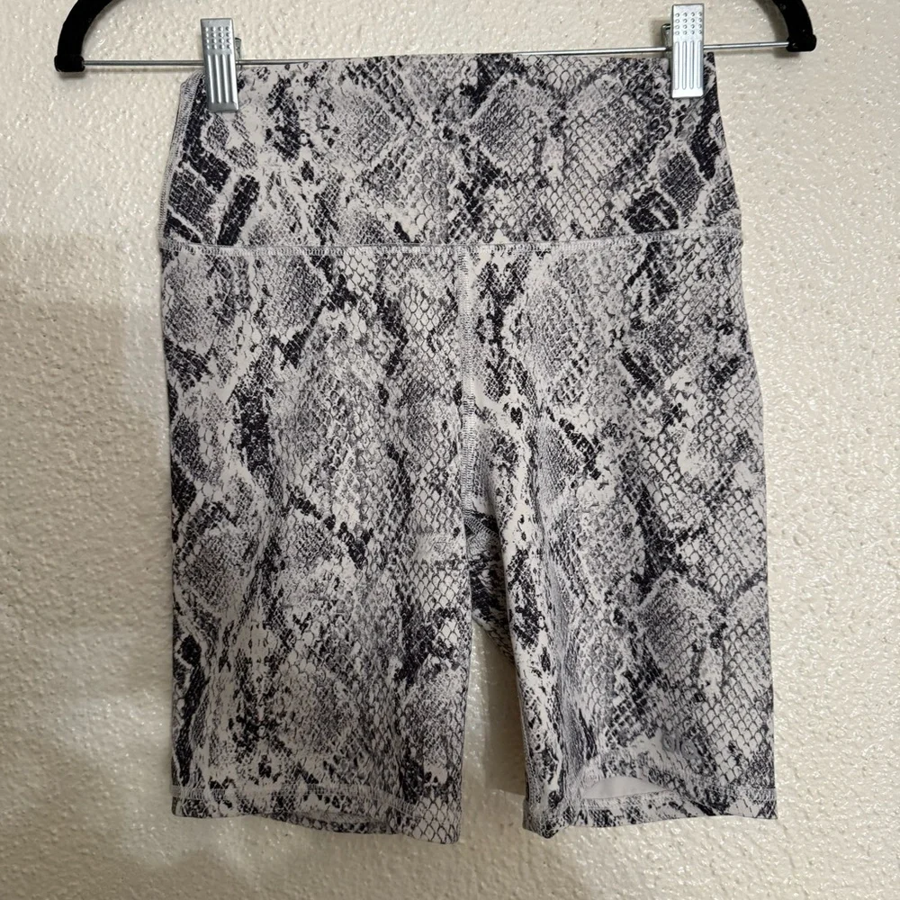 Alo Yoga High Waist Vapor Biker Shorts Python Snake Print Grey Size Small